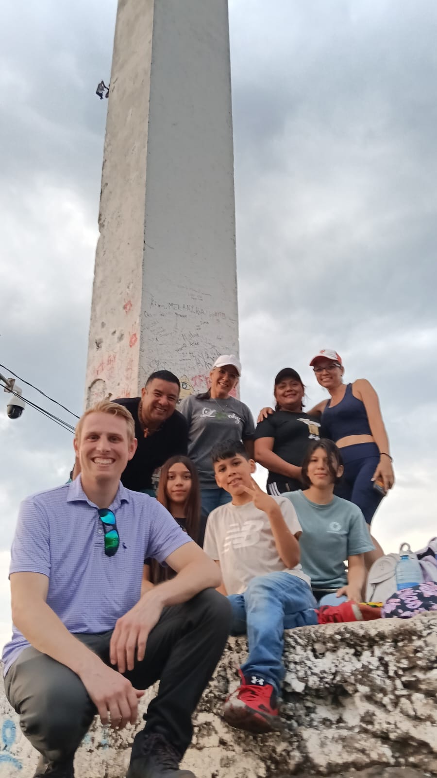 Family posing at the base of the Monumento a la Revolución