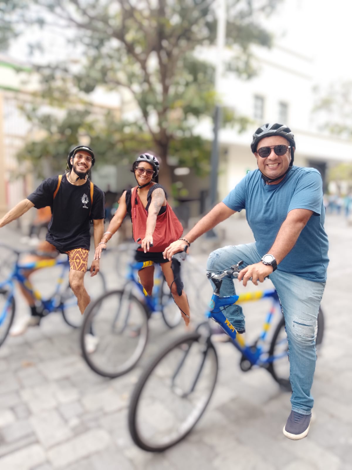 Friends on a private city bike tour of downtown San Salvador